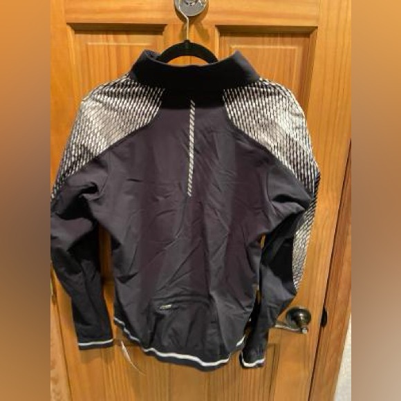 NWT - Under Armour Running Cold Gear Jacket Black Fitted Womens - Picture 2 of 4